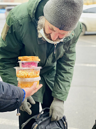 Проект «Накормить и согреть» продолжает помогать бездомным людям